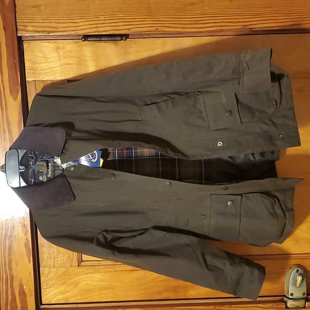 Barbour Classic Beadnell Wax Jacket in Olive. Size 6